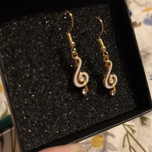 Treble clef music earrings hypoallergenic white and gold - Picture 3 of 4